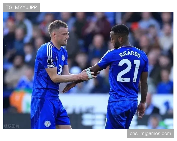 特写:37岁老将瓦尔迪替补绝杀后,与球迷一同挥拳庆祝