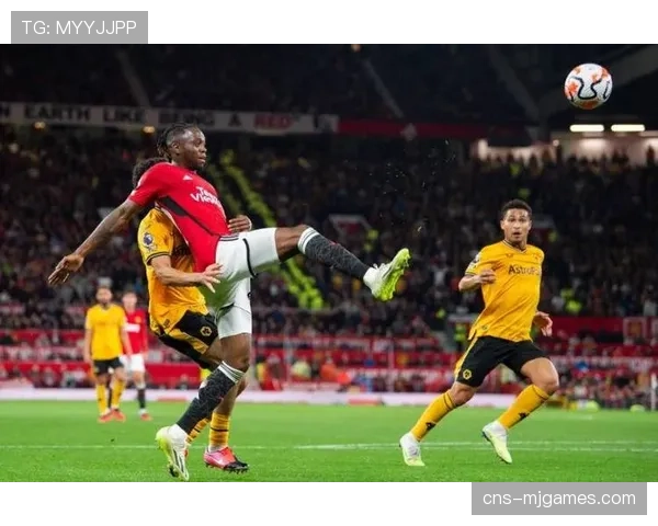 特写:诺丁汉森林球员在死球期间围住主帅,紧急讨论如何应对对手战术变化